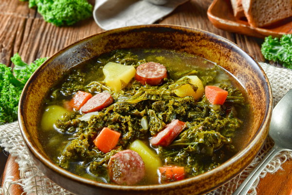 Rustikale Kohlsuppe mit Fleisch und Wurst