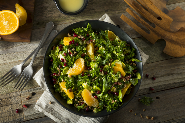 Roher Gruenkohlsalat mit Orangen