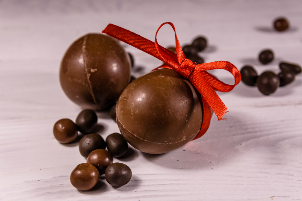 Selbstgemachte Schokoeier zum Löffeln