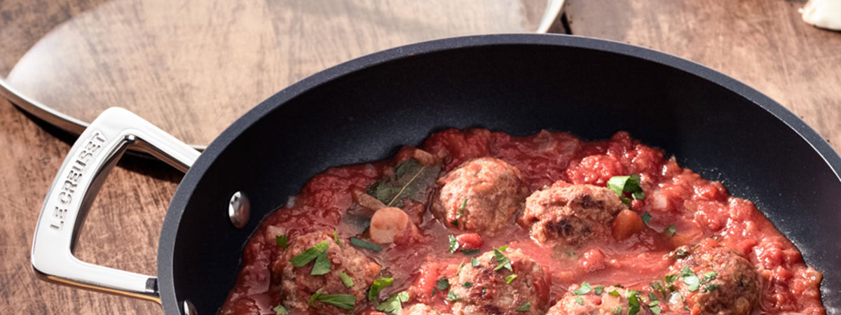 Hackbällchen in feuriger Tomatensoße