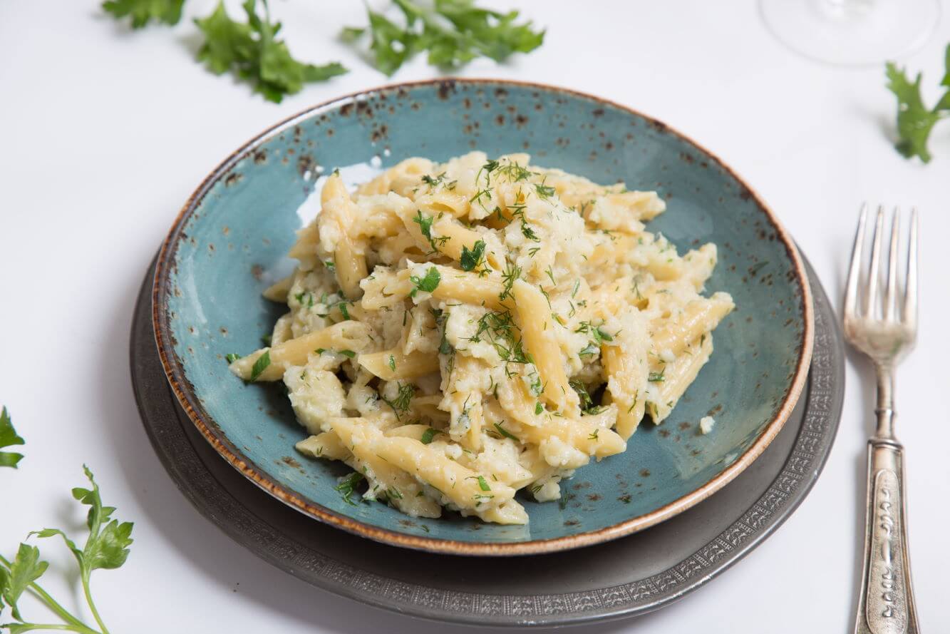 Blumenkohl-Rigatoni mit Basilikum-Haselnuss-Pesto